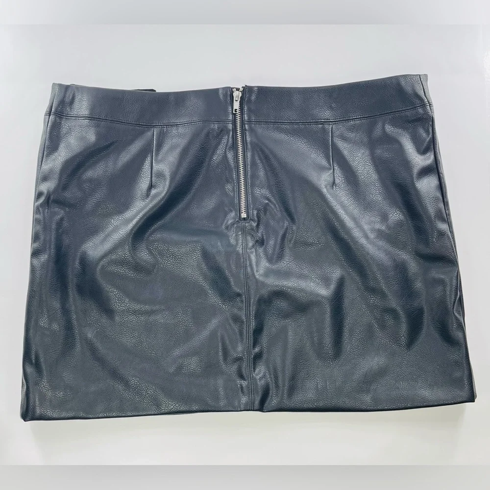 H&M BLACK FAUX LEATHER MINI SKIRT WITH SILVER ZIPPER SIZE 18